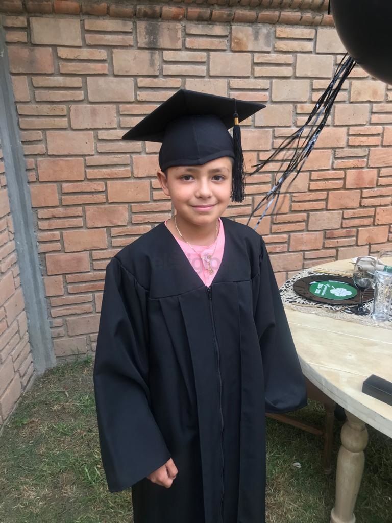 Claudio Bustamante Zamudio, celebró su graduación en casa.