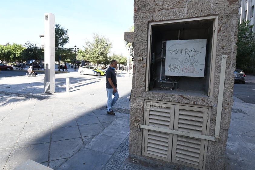 Marcan territorio. Ya sea con aerosol, marcadores o pintura para zapatos, los “grafiteros” utilizan cualquier lugar para plasmar sus mensajes; hay quienes afirman que los realizan para marcar sus territorios.