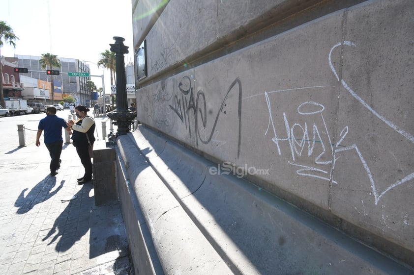 Realizan ‘pintas’ en edificios emblemáticos. El emblemático edificio del Banco de La Laguna y que se encuentra sobre la avenida Juárez y calle Cepeda, es uno de los más dañados por el grafiti.