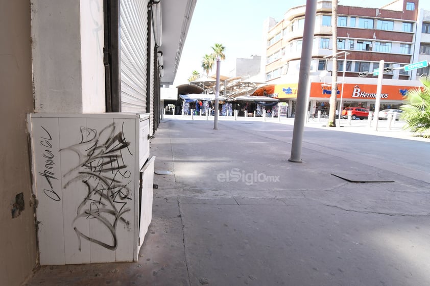 Dejan sus mensajes ‘donde sea’. Los cajones de lámina que resguardan el cableado eléctrico o de telefonía ubicados en distintos puntos, no se han escapado del vandalismo que impera en el Centro Histórico de la ciudad. En la mayoría se pueden observar las pintas que realizan jóvenes que pasan por el lugar.