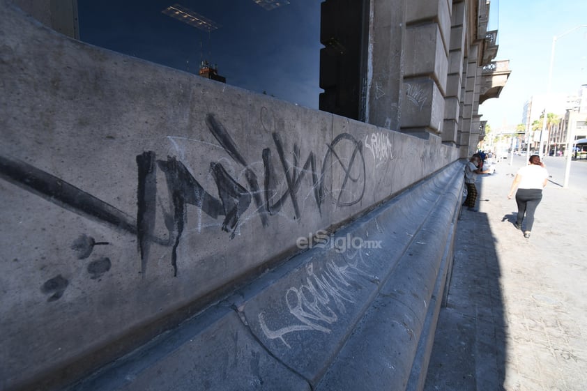 Pérdidas. En casi todo el perímetro de la fachada del Banco de La Laguna, se observan las pintas y al tratarse de un edificio que data de principios del siglo XX, rehabilitarlo requerirá una fuerte inversión.