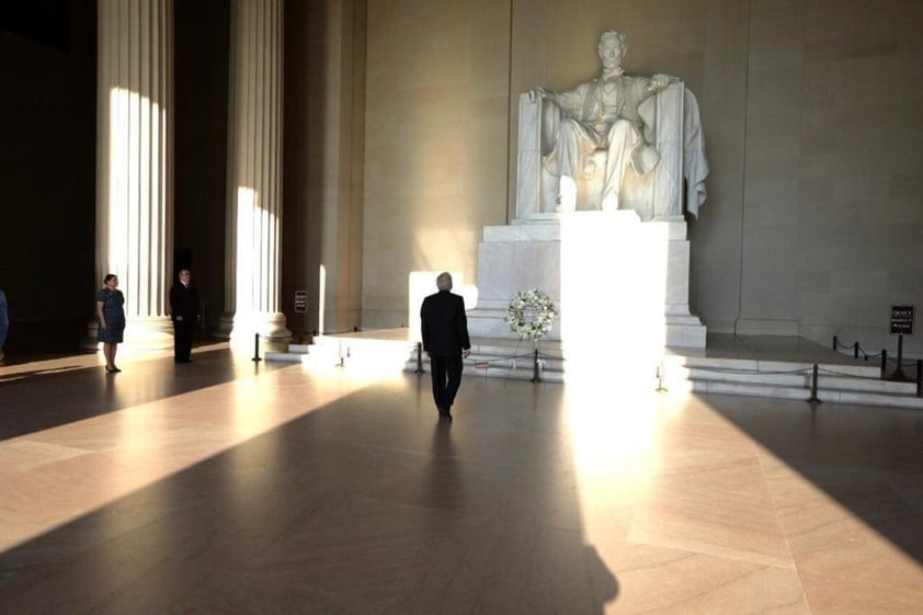 Esta mañana, como primer acto, el mandatario colocó una ofrenda ante el monumento a Abraham Lincoln.