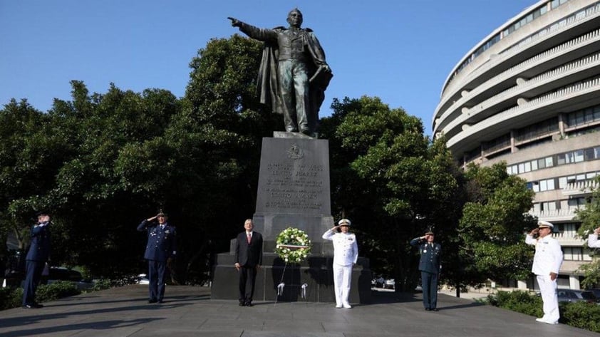 El Ejecutivo federal mexicano depositó una ofrenda y entonó el Himno Nacional.