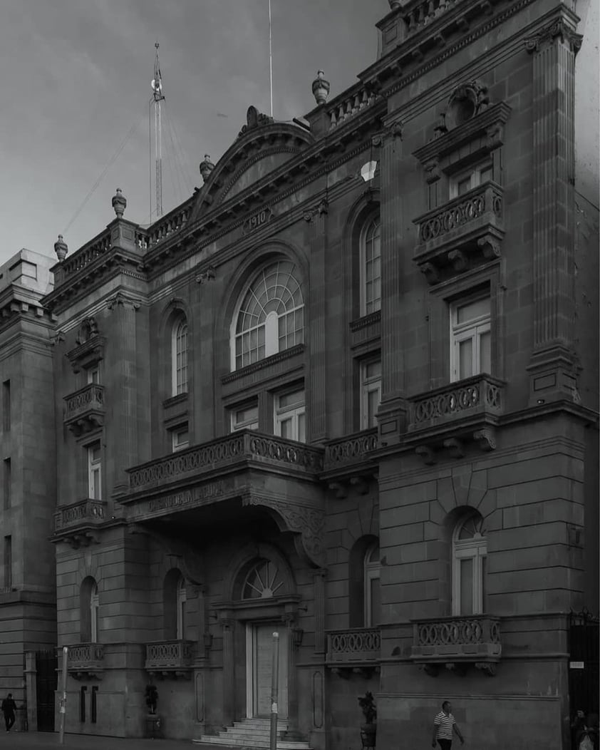 Ante esto, Mauricio diseñó la muestra fotográfica Líneas del progreso, donde a través de más de 30 imágenes en blanco y negro exploró seis estilos arquitectónicos que se afincaron en La Laguna. 'Eso era lo que a mí se me hacía fuerte. Decir: '¡Miren! En un kilómetro cuadrado está todo esto''.