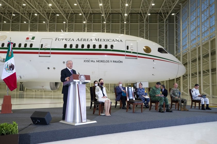 López Obrador encabezó su conferencia matutina con la aeronave de fondo.