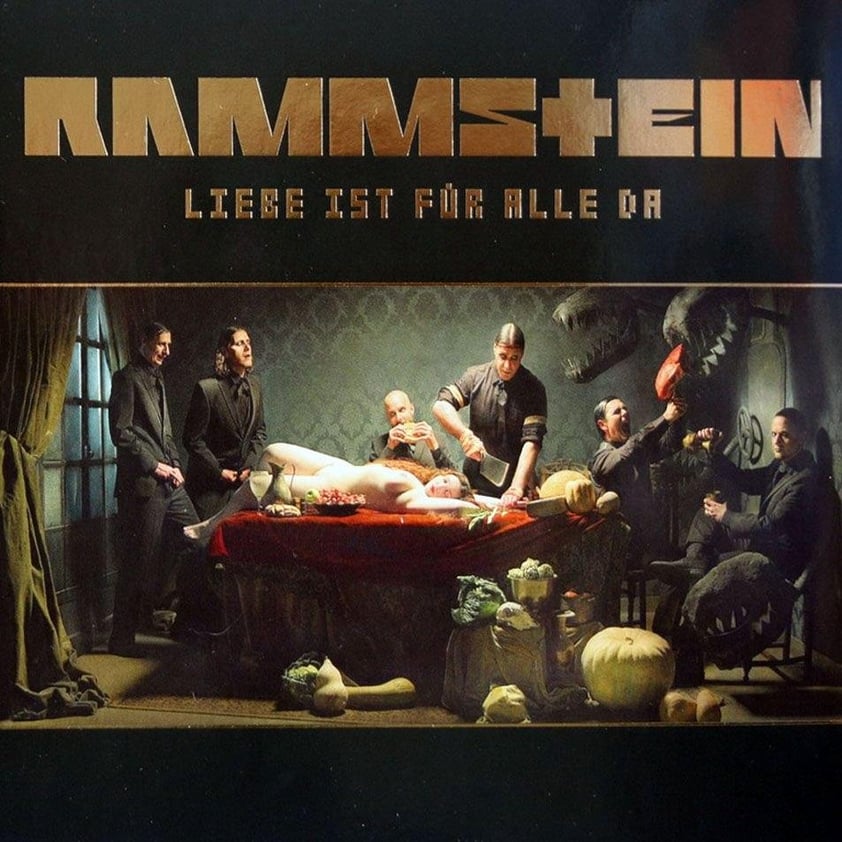 LIEBE IST FÜR ALLE DA:  Los alemanes de Rammstein editaron el disco donde se vislumbra el ataque a una chica. Se dijo que era la diosa Venus, pero en 2009 fue incluido por el Ministerio Alemán de Protección a la Juventud como material peligroso, pues suponía una representación para jóvenes sadomasoquistas.