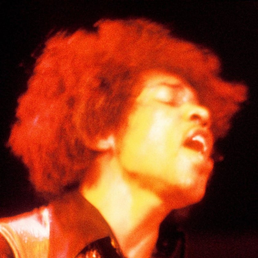 ELECTRIC LADYLAND: El mismo Jimi Hendrix repudió la imagen de varias chicas desnudas. La consideraba vulgar, y ante la presión la compañía discográfica que había querido llamar la atención decidió cambiarla por el rostro del roquero.