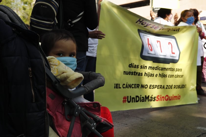 Protestan padres de niños con cáncer en La Raza por desabasto de medicamento