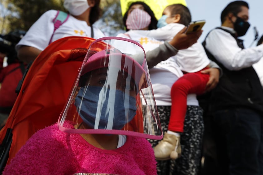 Protestan padres de niños con cáncer en La Raza por desabasto de medicamento