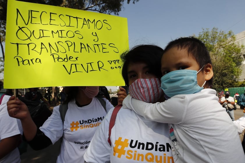 Protestan padres de niños con cáncer en La Raza por desabasto de medicamento