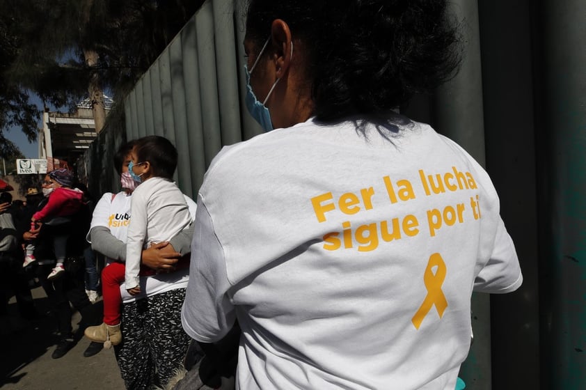 Protestan padres de niños con cáncer en La Raza por desabasto de medicamento