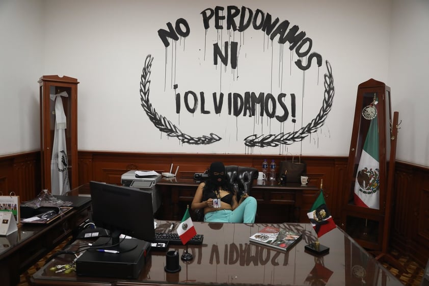 'Aquí hay familias completas que no han sido atendidas, ni un minuto les ha dedicado la titular de este organismo y por ello le pedimos que si no puede con esa labor, renuncie, nosotras estamos exigiendo justicia no somos limosneras', indicó la activista Yessenia Zamudio.