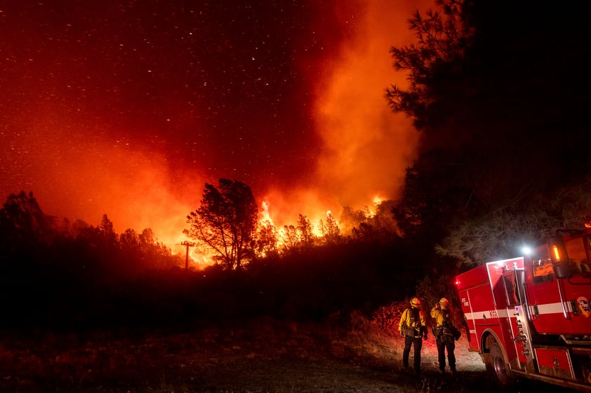 La niebla, habitual en estas fechas en esta parte del estado, había estado ausente durante las últimas jornadas, pero hoy regresó con intensidad y dejó unos cielos como nunca antes se recuerdan, sin apenas luz a pleno mediodía y de un anaranjado casi rojo que a su vez 'tintaba' todo lo demás, dejando postales tan bonitas como terroríficas.