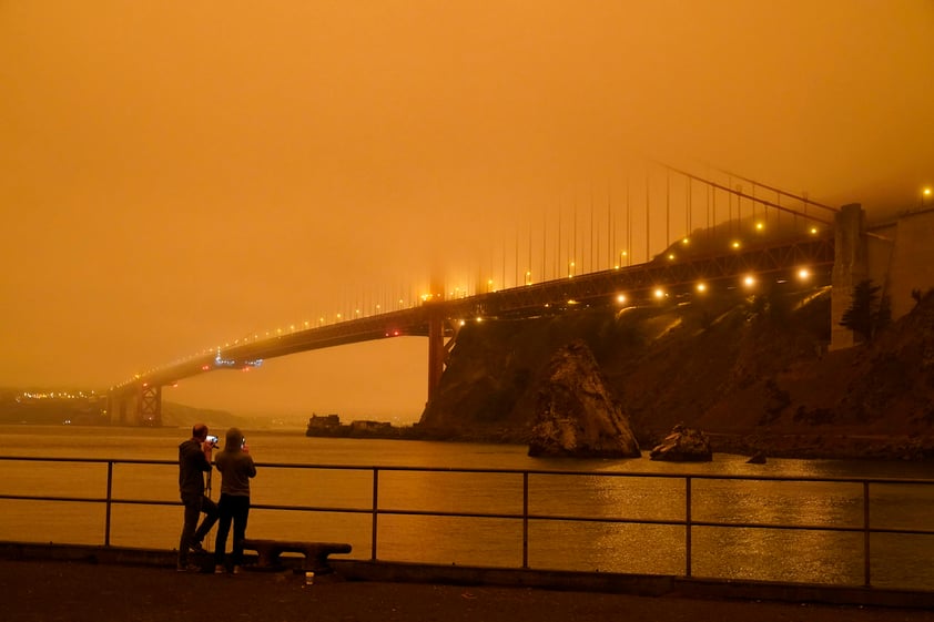 La niebla, habitual en estas fechas en esta parte del estado, había estado ausente durante las últimas jornadas, pero hoy regresó con intensidad y dejó unos cielos como nunca antes se recuerdan, sin apenas luz a pleno mediodía y de un anaranjado casi rojo que a su vez 'tintaba' todo lo demás, dejando postales tan bonitas como terroríficas.