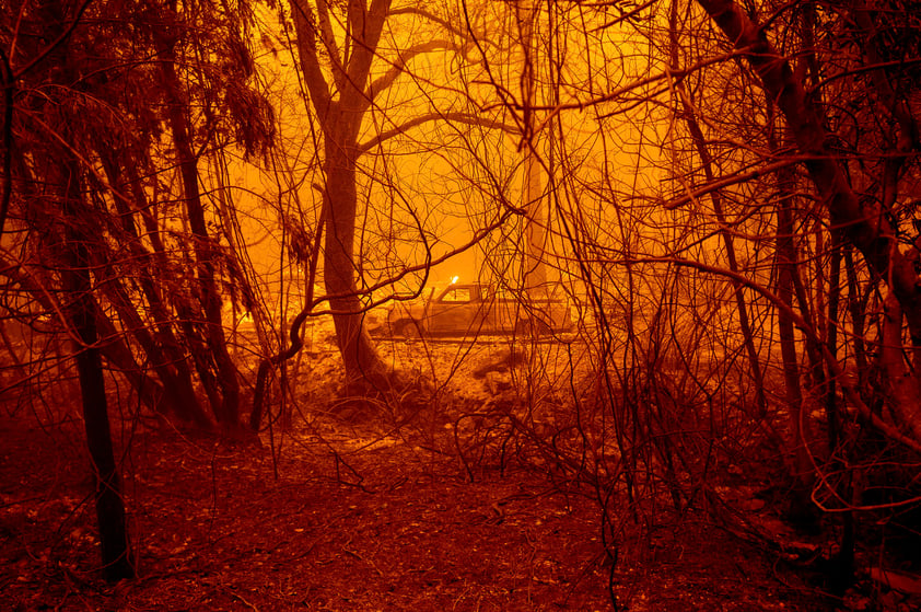 La razón por la cual se da este fenómeno es porque la niebla y el aire frío provenientes del océano impiden que el humo (impulsado por aire caliente) llegue al suelo, y lo mantienen en una capa superior de la atmósfera -paradójicamente, la calidad del aire este miércoles es mejor de en las últimas jornadas-, y este a su vez se encarga de tapar la luz solar.