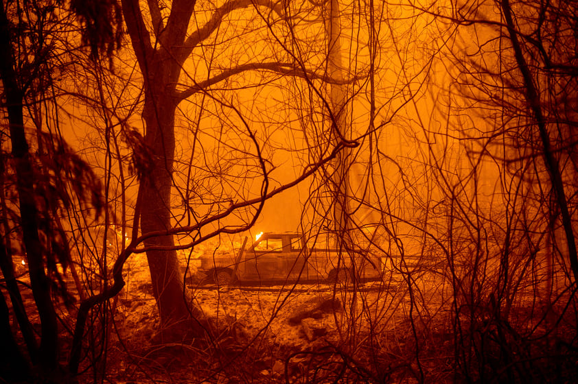 La razón por la cual se da este fenómeno es porque la niebla y el aire frío provenientes del océano impiden que el humo (impulsado por aire caliente) llegue al suelo, y lo mantienen en una capa superior de la atmósfera -paradójicamente, la calidad del aire este miércoles es mejor de en las últimas jornadas-, y este a su vez se encarga de tapar la luz solar.