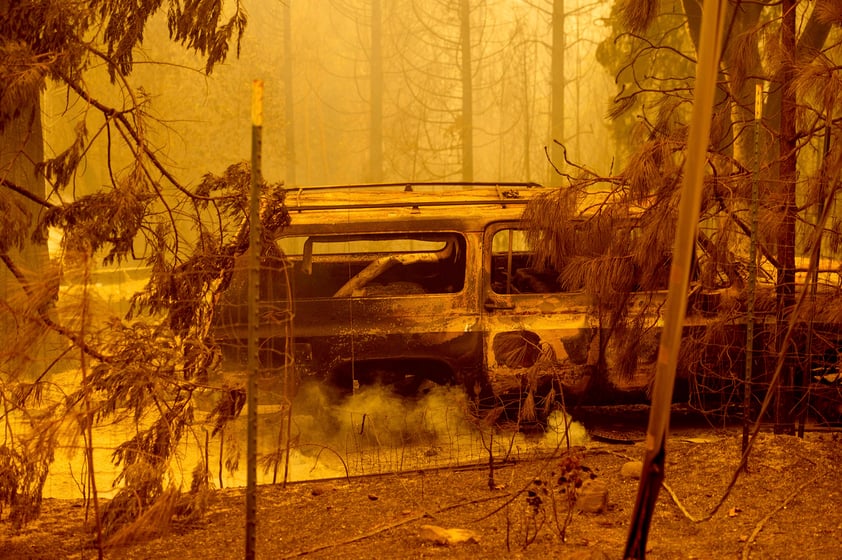 La razón por la cual se da este fenómeno es porque la niebla y el aire frío provenientes del océano impiden que el humo (impulsado por aire caliente) llegue al suelo, y lo mantienen en una capa superior de la atmósfera -paradójicamente, la calidad del aire este miércoles es mejor de en las últimas jornadas-, y este a su vez se encarga de tapar la luz solar.