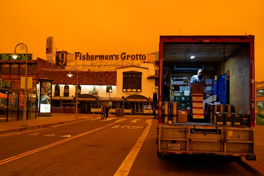 Pese a que el aire que se respira es mejor que el de los días anteriores, el humo sigue dejando cenizas que cubren vehículos, hogares, mobiliario público y las mesas y sillas de restaurantes que sirven en el exterior a causa de la pandemia de COVID-19.