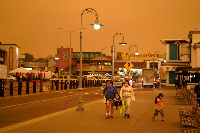 Pese a que el aire que se respira es mejor que el de los días anteriores, el humo sigue dejando cenizas que cubren vehículos, hogares, mobiliario público y las mesas y sillas de restaurantes que sirven en el exterior a causa de la pandemia de COVID-19.