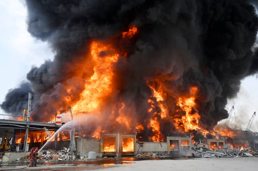 'Se produjo un incendio en un almacén de aceites y neumáticos de coches en el mercado libre de impuestos del puerto de Beirut', afirmó el Ejército libanés en su cuenta de Twitter.