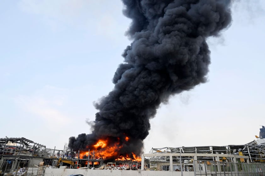 'Se produjo un incendio en un almacén de aceites y neumáticos de coches en el mercado libre de impuestos del puerto de Beirut', afirmó el Ejército libanés en su cuenta de Twitter.