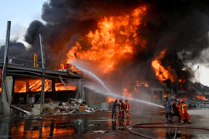 Una gran humareda negra que se eleva sobre el puerto es visible desde toda la ciudad y los bomberos y equipos de la Defensa Civil libanesa están en el lugar extinguiendo el fuego.