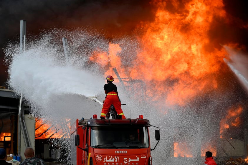 Una gran humareda negra que se eleva sobre el puerto es visible desde toda la ciudad y los bomberos y equipos de la Defensa Civil libanesa están en el lugar extinguiendo el fuego.