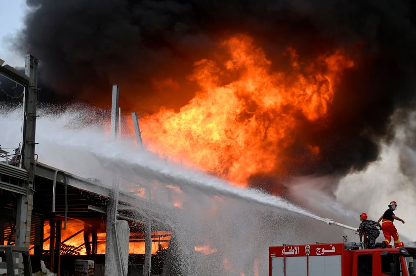 Una gran humareda negra que se eleva sobre el puerto es visible desde toda la ciudad y los bomberos y equipos de la Defensa Civil libanesa están en el lugar extinguiendo el fuego.