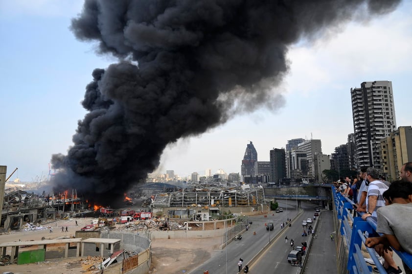 Gran incendio en puerto de Beirut a un mes de una explosión