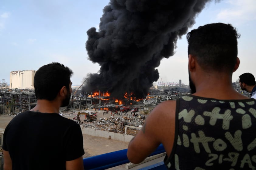 Gran incendio en puerto de Beirut a un mes de una explosión