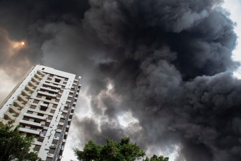 Gran incendio en puerto de Beirut a un mes de una explosión