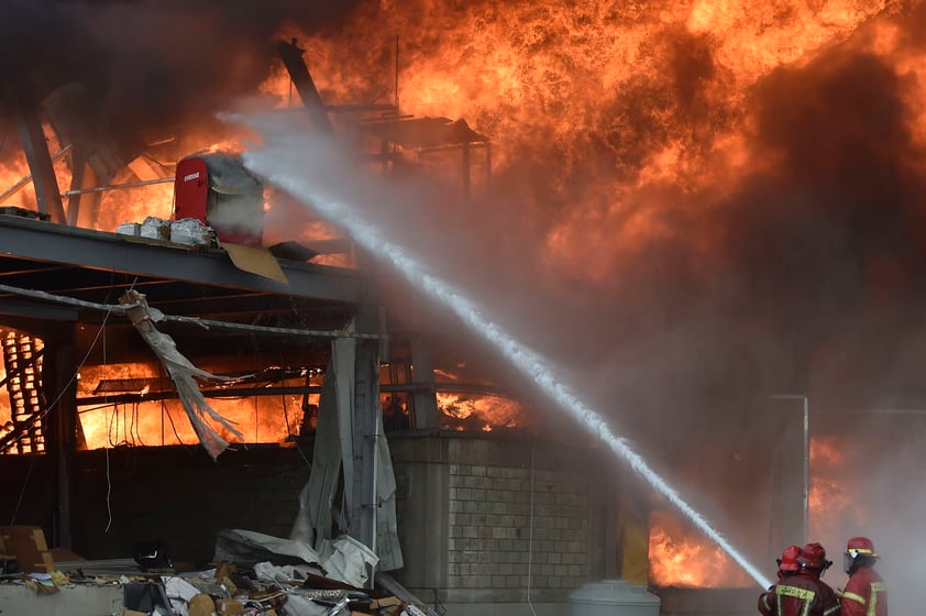 Gran incendio en puerto de Beirut a un mes de una explosión