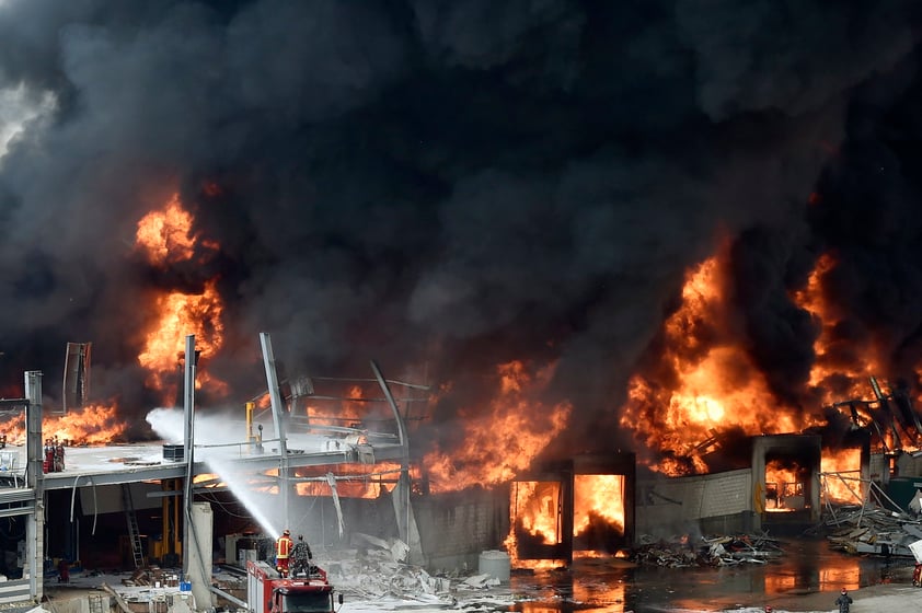 Gran incendio en puerto de Beirut a un mes de una explosión