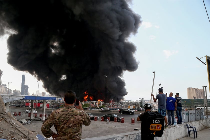 Gran incendio en puerto de Beirut a un mes de una explosión