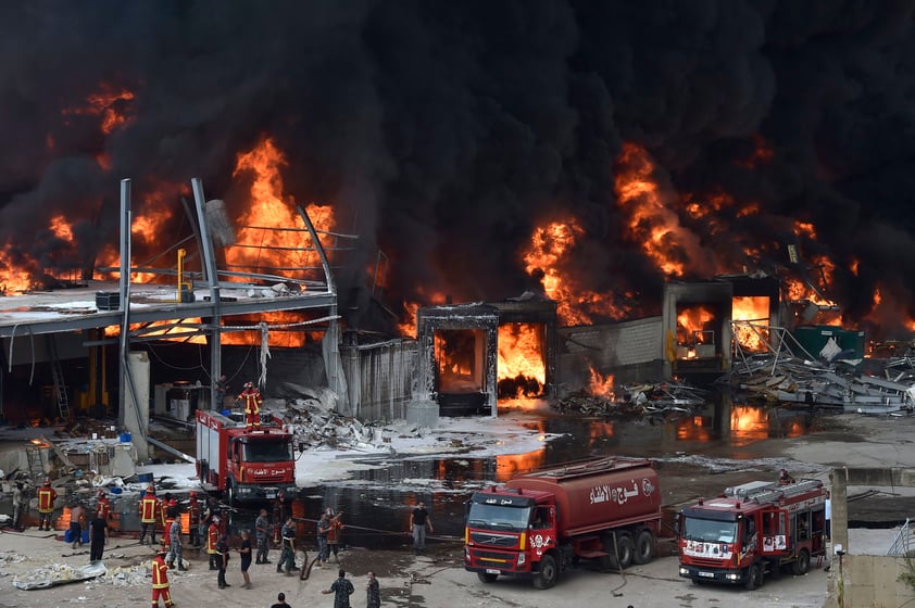 Gran incendio en puerto de Beirut a un mes de una explosión