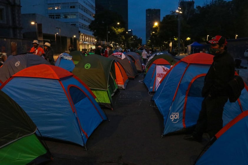 Grupo anti-AMLO instala plantón en avenida Juárez