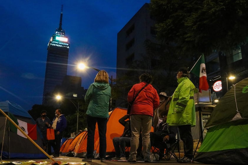 Grupo anti-AMLO instala plantón en avenida Juárez