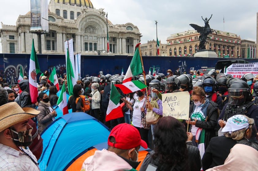 Grupo anti-AMLO instala plantón en avenida Juárez