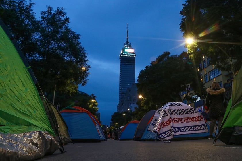 Grupo anti-AMLO instala plantón en avenida Juárez