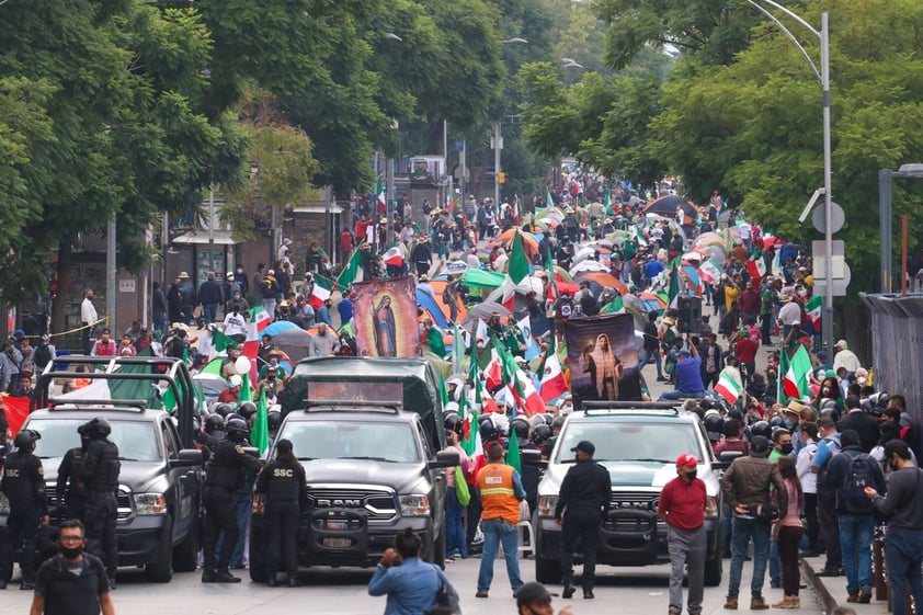 Grupo anti-AMLO instala plantón en avenida Juárez