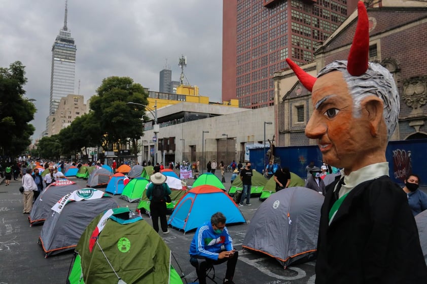 Grupo anti-AMLO instala plantón en avenida Juárez