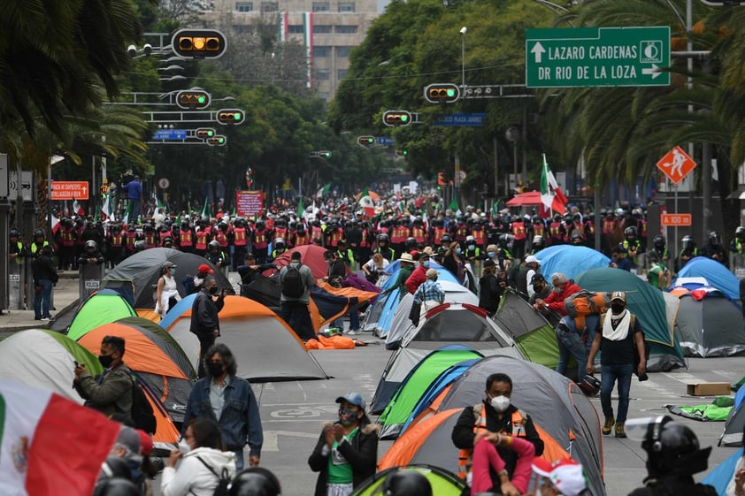 Grupo anti-AMLO instala plantón en avenida Juárez