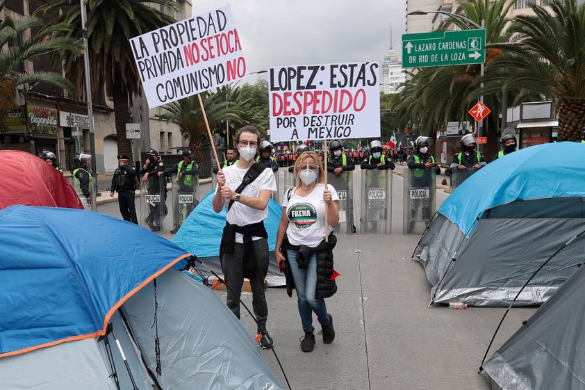 Grupo anti-AMLO instala plantón en avenida Juárez