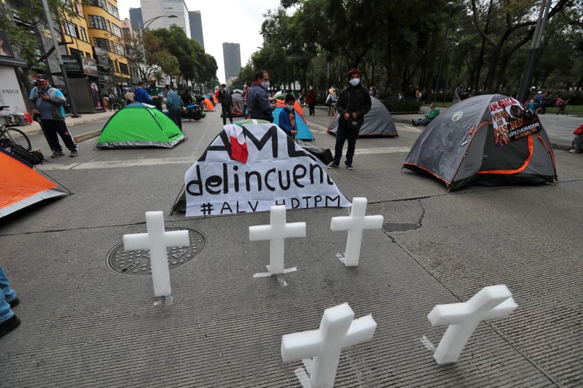 Grupo anti-AMLO instala plantón en avenida Juárez