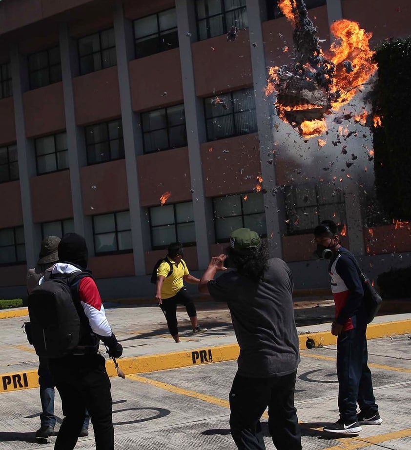 Cerca de cumplirse 6 años del caso Ayotzinapa, protestan en instalaciones de Congreso de Guerrero