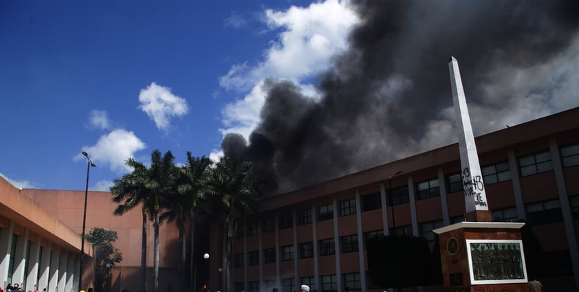 Cerca de cumplirse 6 años del caso Ayotzinapa, protestan en instalaciones de Congreso de Guerrero