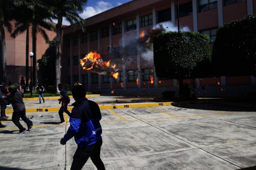 Cerca de cumplirse 6 años del caso Ayotzinapa, protestan en instalaciones de Congreso de Guerrero