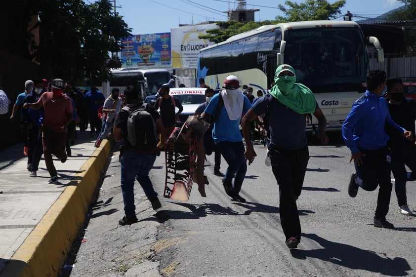 Cerca de cumplirse 6 años del caso Ayotzinapa, protestan en instalaciones de Congreso de Guerrero