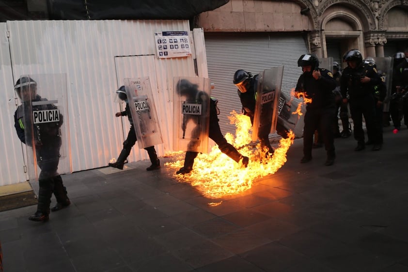 Realizan marcha en la CDMX para exigir justicia a 6 años del caso Ayotzinapa