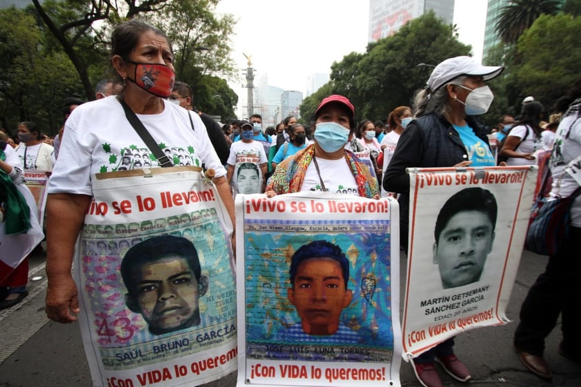 Realizan marcha en la CDMX para exigir justicia a 6 años del caso Ayotzinapa